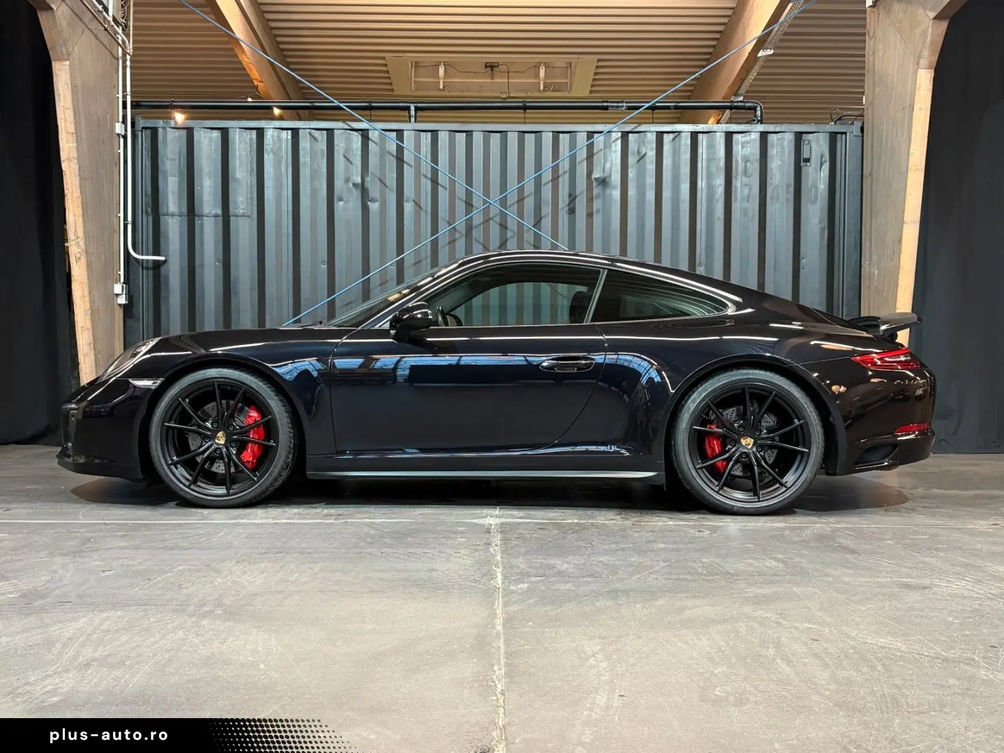 PORSCHE 911 Carrera 4 GTS