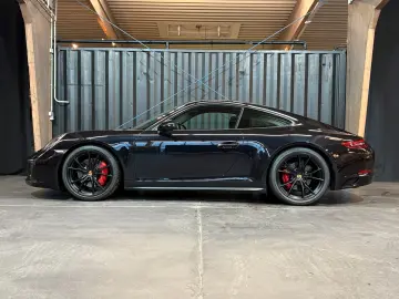 PORSCHE 911 Carrera 4 GTS