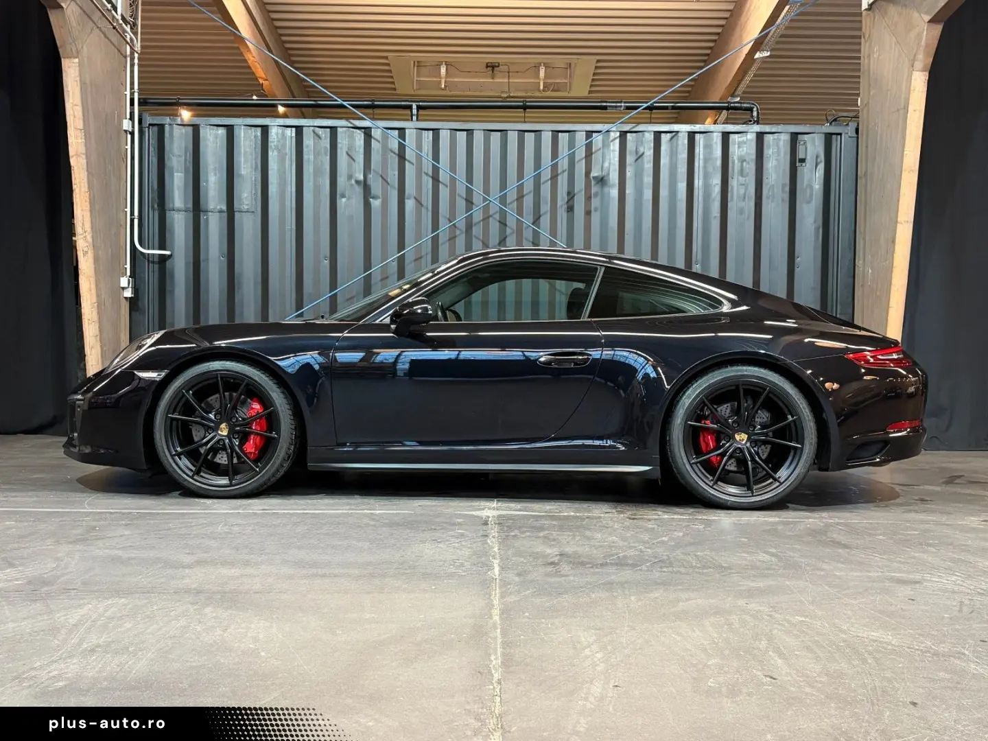 PORSCHE 911 Carrera 4 GTS