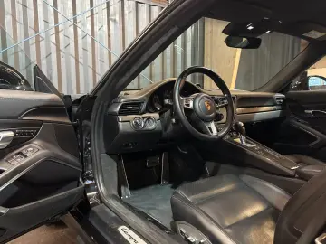 PORSCHE 911 Carrera 4 GTS