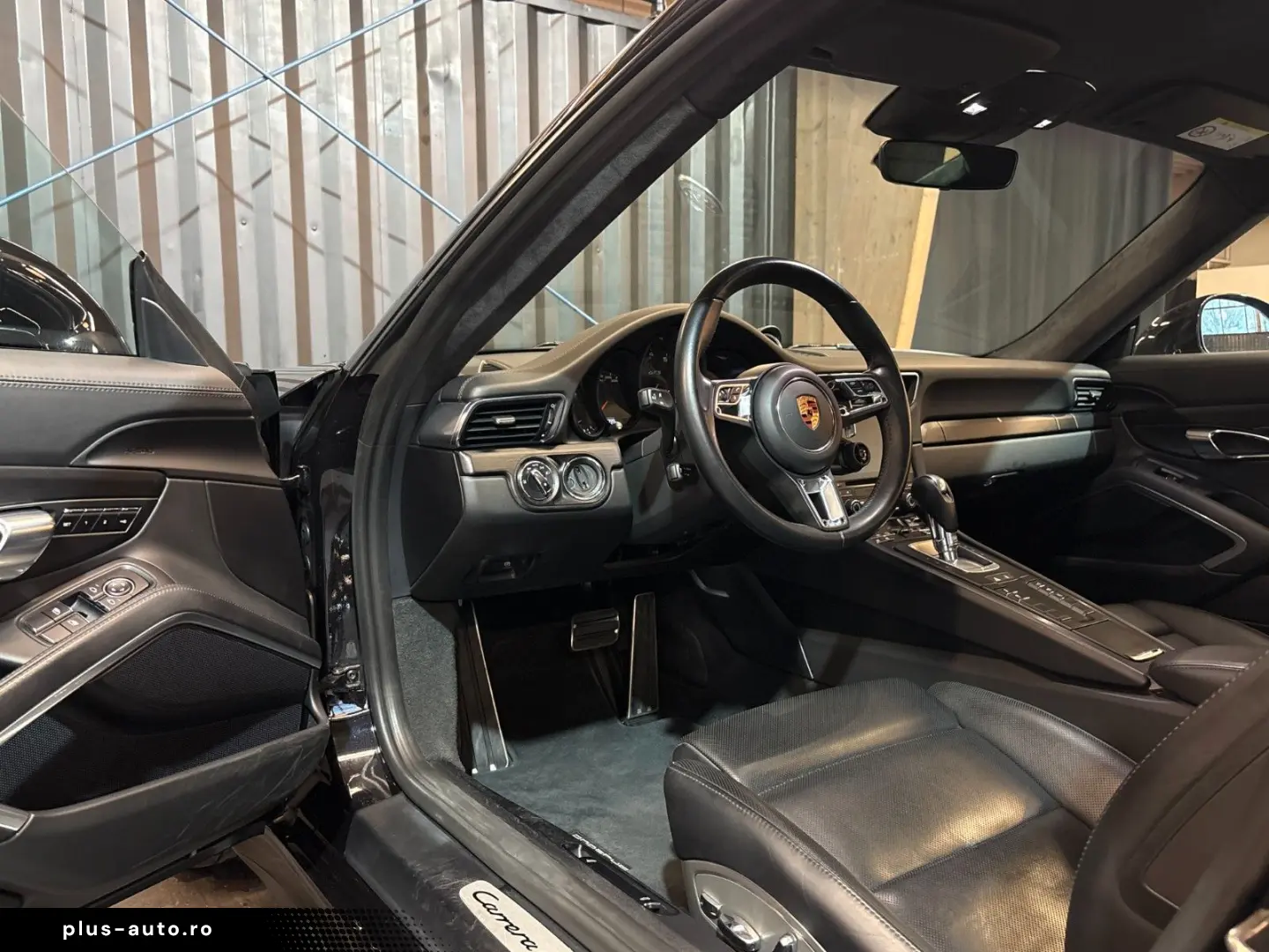 PORSCHE 911 Carrera 4 GTS