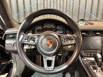 PORSCHE 911 Carrera 4 GTS