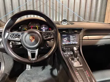 PORSCHE 911 Carrera 4 GTS