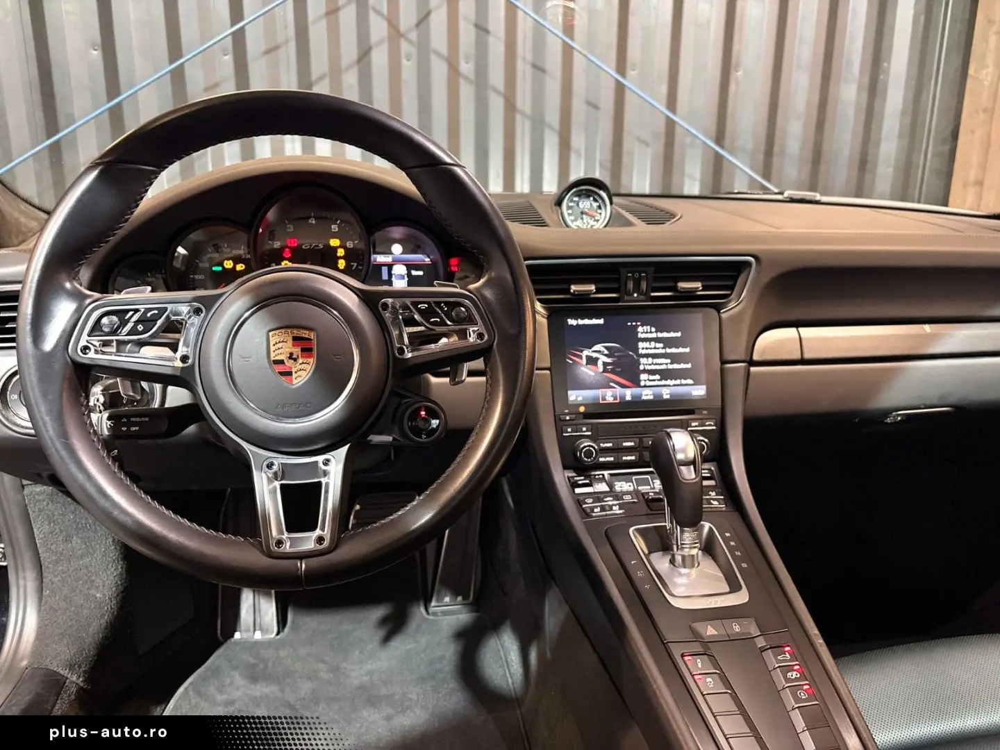 PORSCHE 911 Carrera 4 GTS