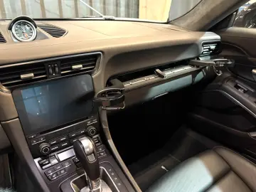 PORSCHE 911 Carrera 4 GTS