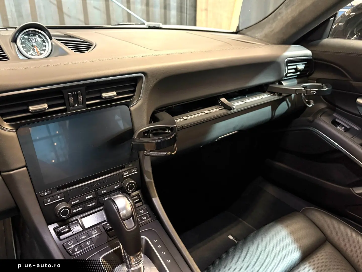 PORSCHE 911 Carrera 4 GTS