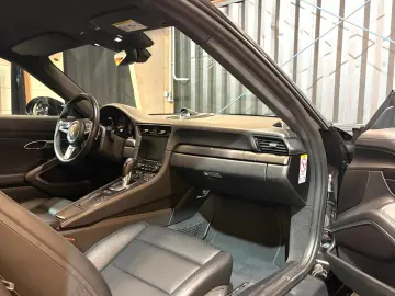 PORSCHE 911 Carrera 4 GTS