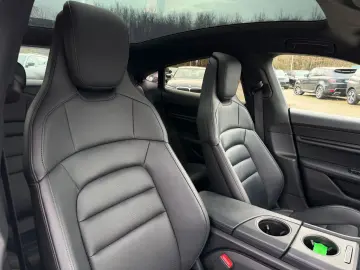 PORSCHE Taycan 4S Pano Beifahrer display ACC 93kwh