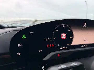 PORSCHE Taycan 4S Pano Beifahrer display ACC 93kwh