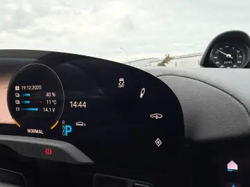 PORSCHE Taycan 4S Pano Beifahrer display ACC 93kwh