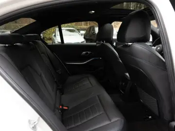 BMW 330e xDrive M-Sport LASER LED W-LAN NAVI HGSD