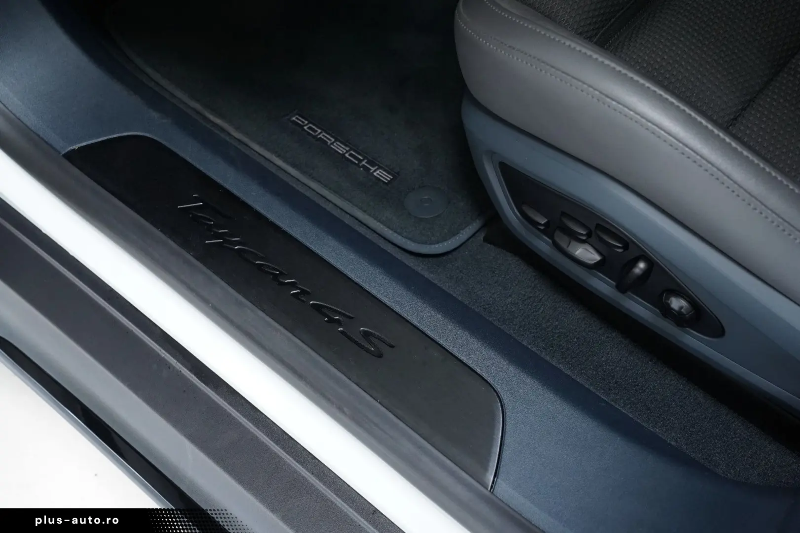 PORSCHE Taycan 4S SportDesign Matrix Chrono Display HUD