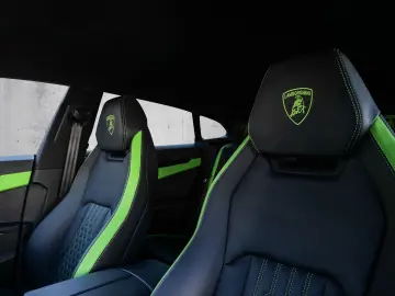 LAMBORGHINI Urus SE Verde Selvans  Big Interior Carbon Pack
