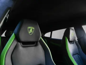 LAMBORGHINI Urus SE Verde Selvans  Big Interior Carbon Pack