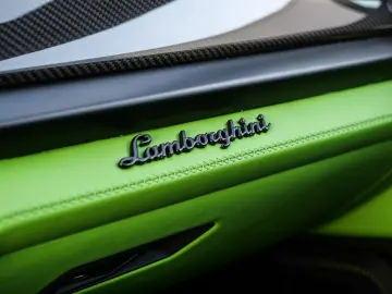 LAMBORGHINI Urus SE Verde Selvans  Big Interior Carbon Pack