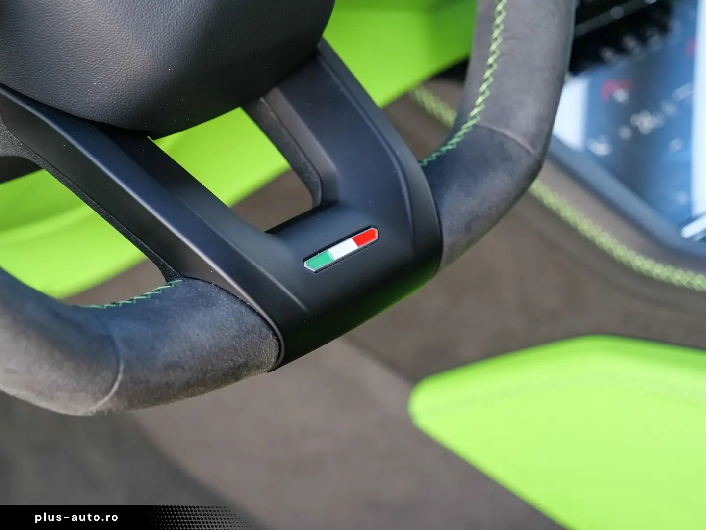 LAMBORGHINI Urus SE Verde Selvans  Big Interior Carbon Pack