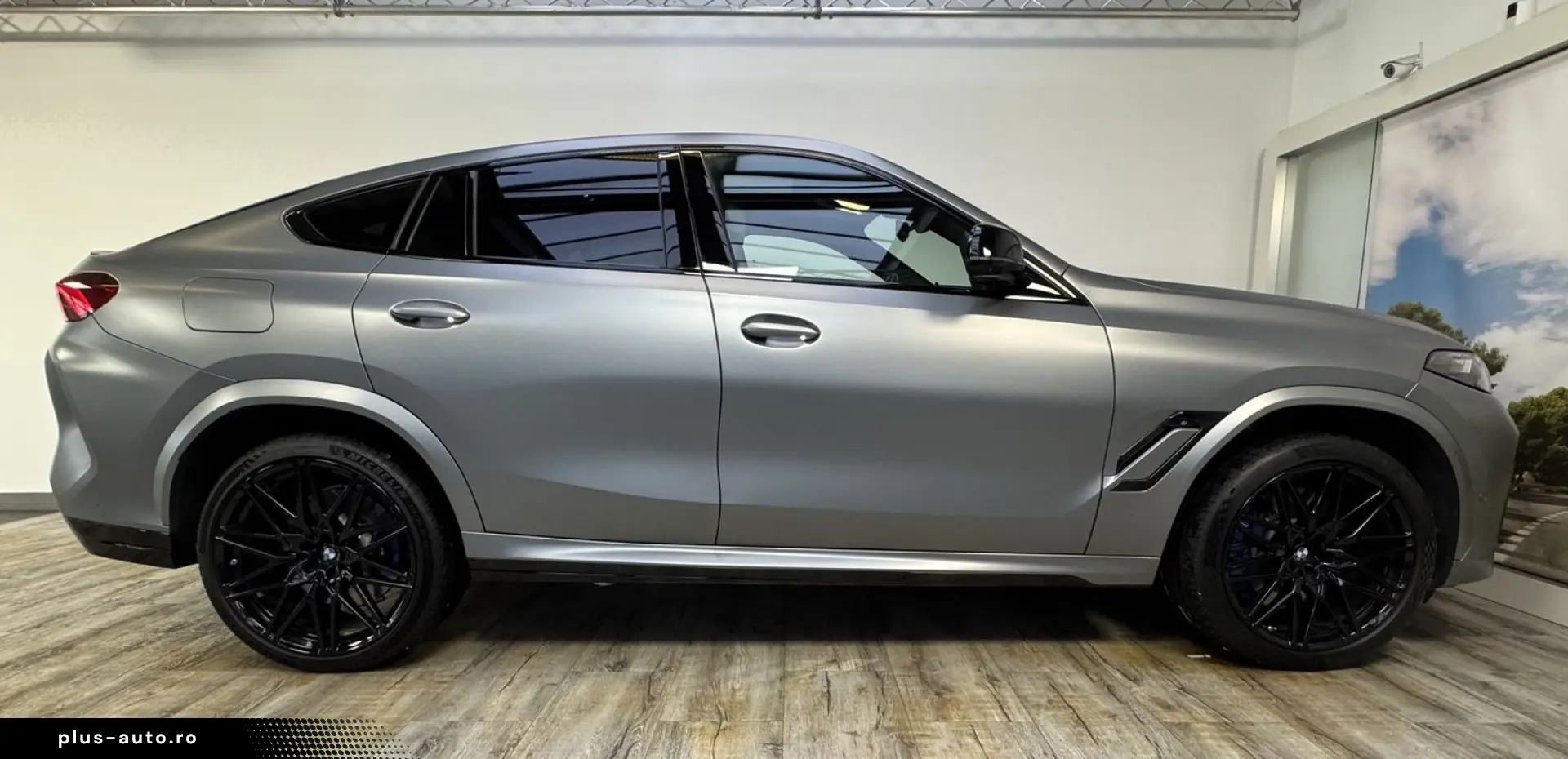 BMW X6 M  Sky B&W Massage