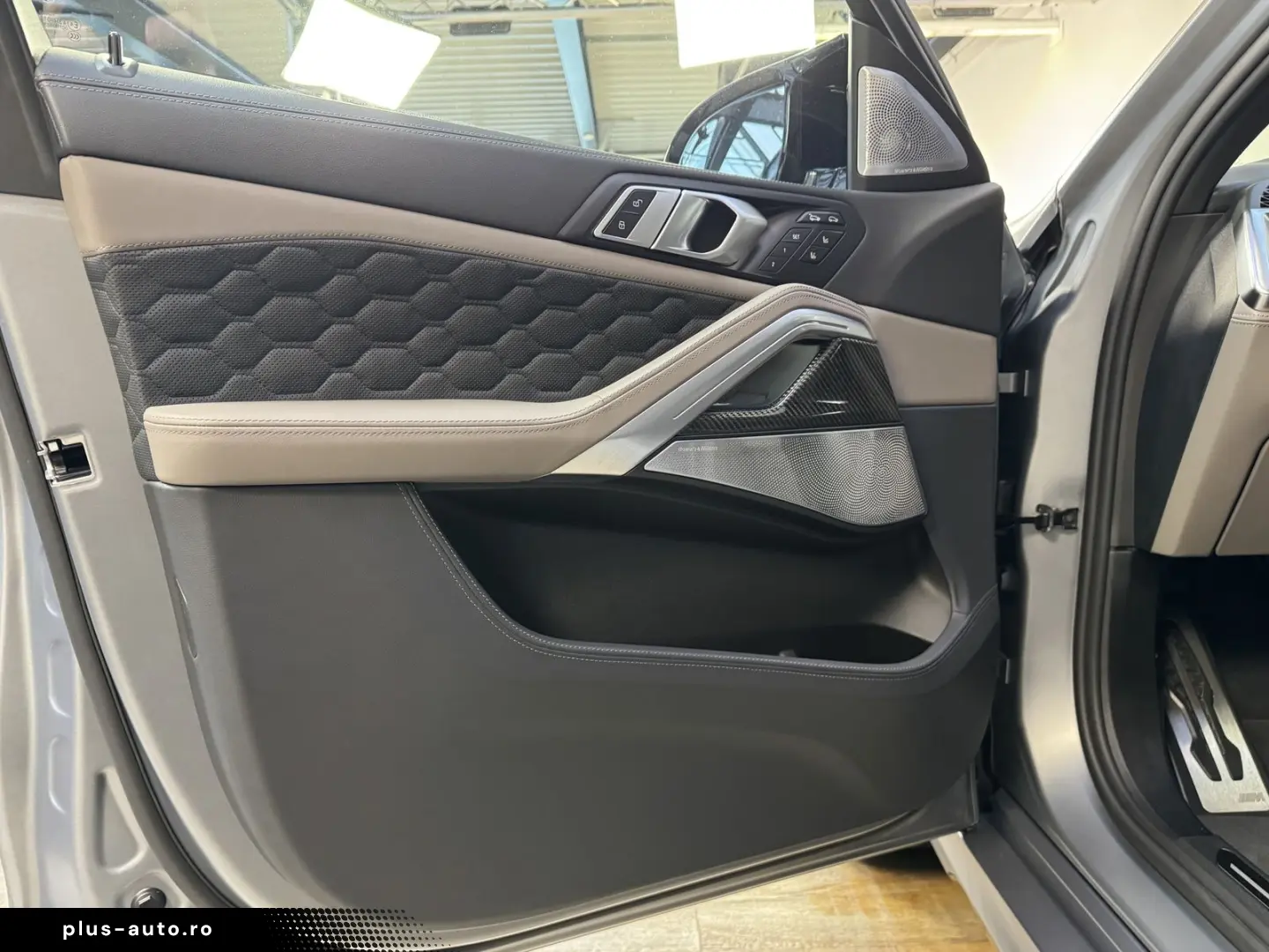 BMW X6 M  Sky B&W Massage