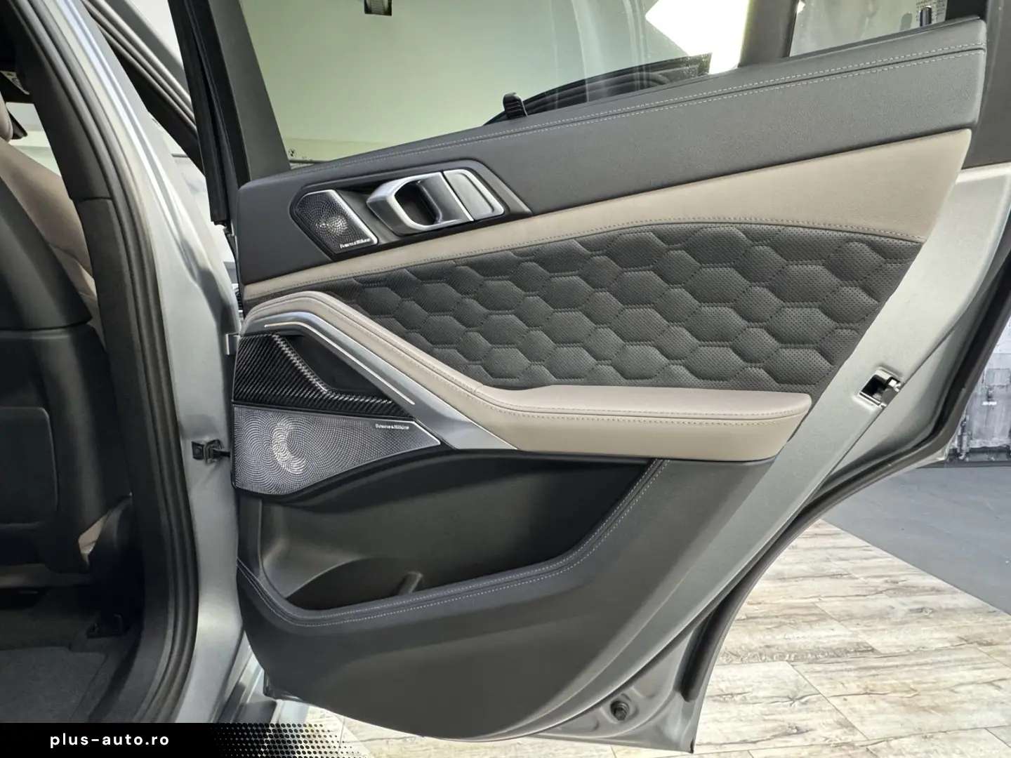 BMW X6 M  Sky B&W Massage