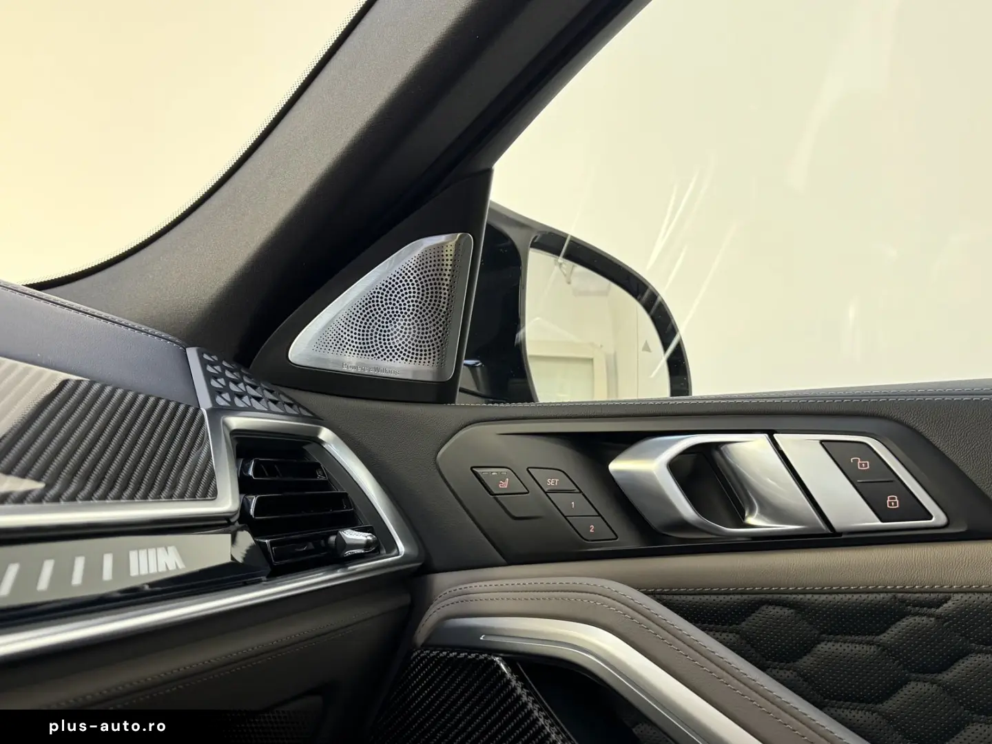 BMW X6 M  Sky B&W Massage