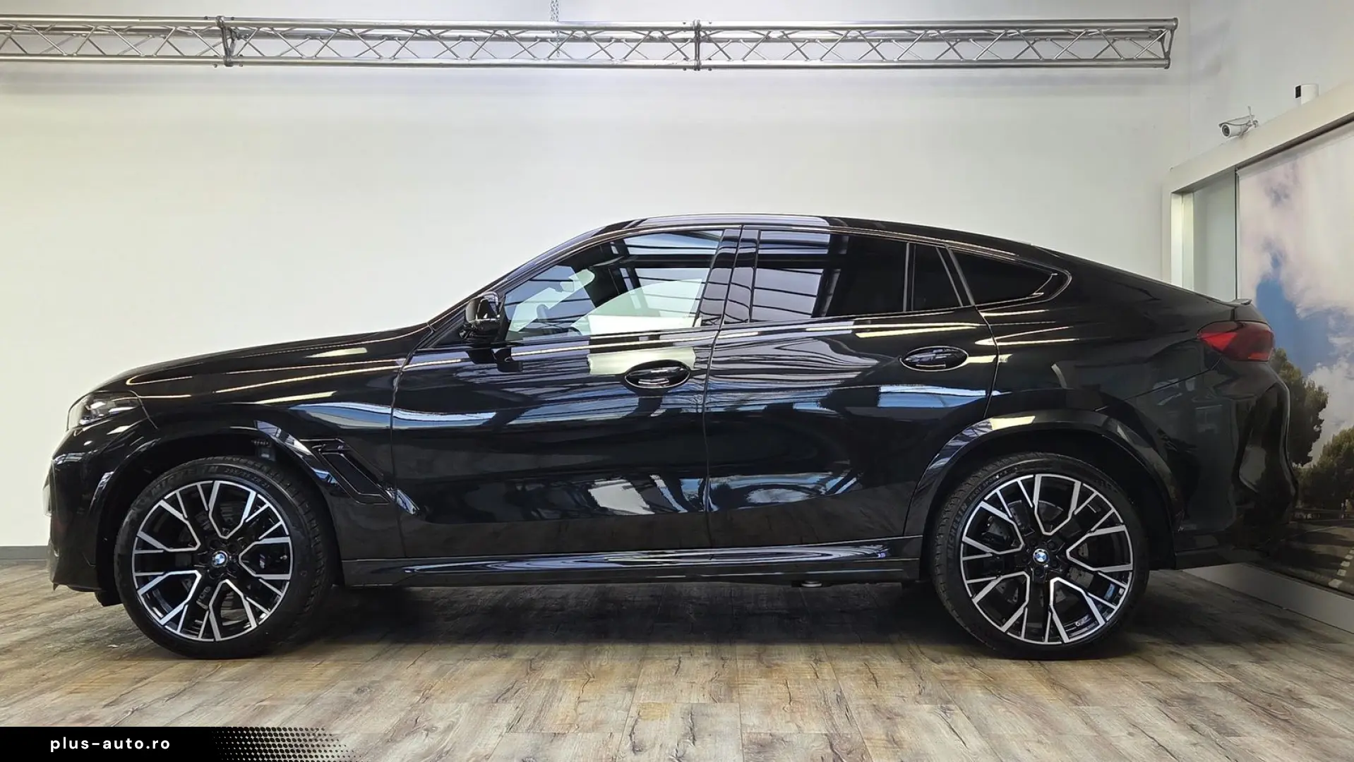 BMW X6 M Competition B&W Panorama