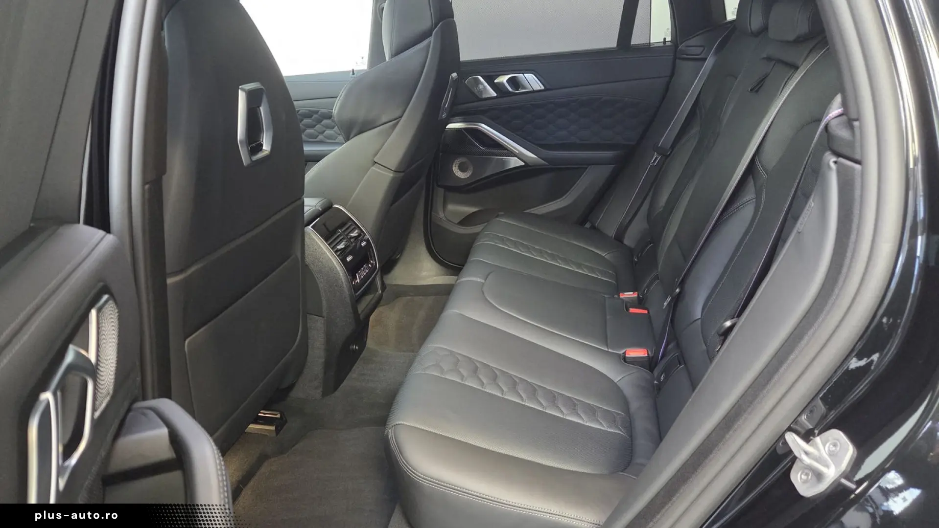 BMW X6 M Competition B&W Panorama