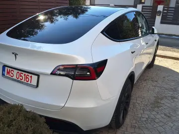 Tesla Model Y RWD LFP EAP 20  Induction