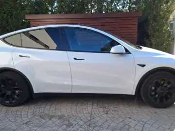 Tesla Model Y RWD LFP EAP 20  Induction