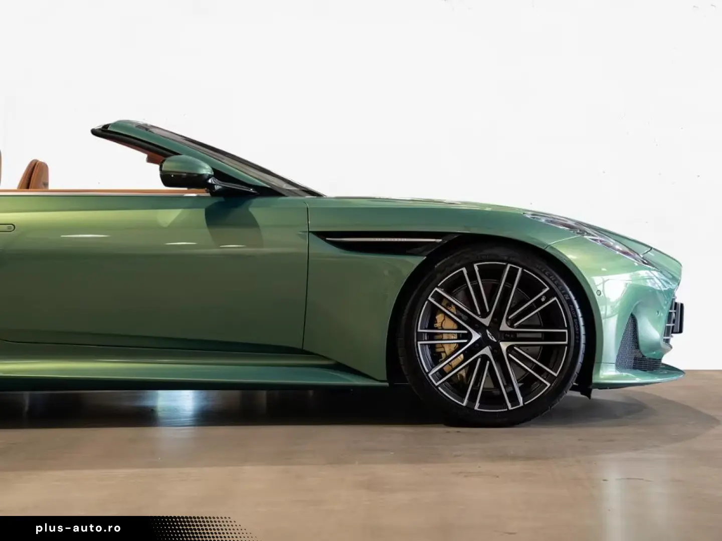 Aston Martin DB12 Volante