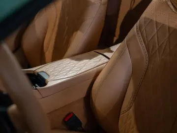 Aston Martin DB12 Volante