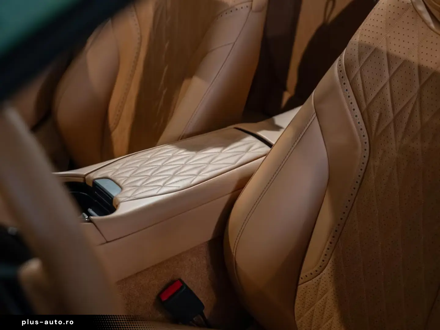 Aston Martin DB12 Volante