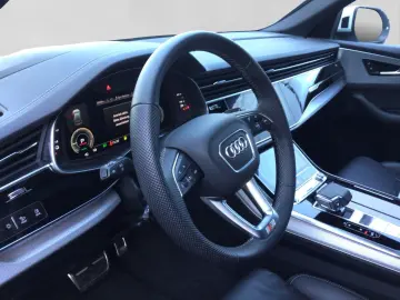 AUDI Q8 55 TFSIe Q S LINE PANO LEDER LM21 AHK