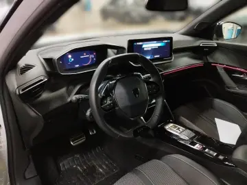 PEUGEOT Neuer 2008 GT HYBRID 145 e-DSC6  360 KAMERA