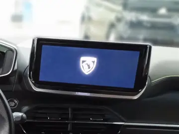 PEUGEOT Neuer 2008 GT HYBRID 145 e-DSC6  360 KAMERA