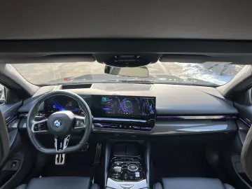 BMW 520d M Sport Pano HUD DA  PA  AHK Standhzg.