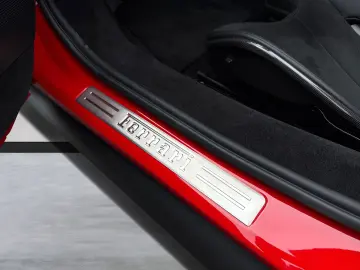 FERRARI 296 GTS  Embleme Navi PDC Klima Leder