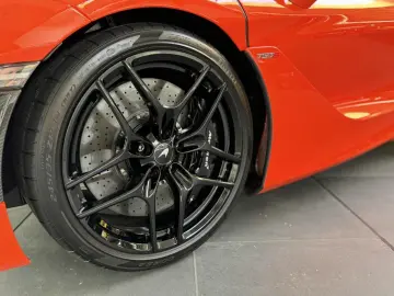 MCLAREN 750s MSO Carbon Lift B&W Perform Track Cam.