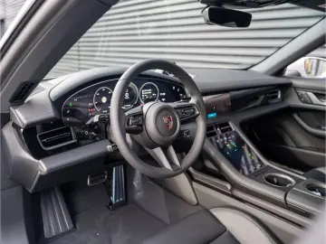 PORSCHE Taycan 4 Cross Turismo Offroad Design Paket