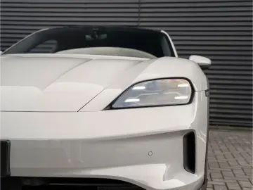 PORSCHE Taycan 4 Cross Turismo Offroad Design Paket