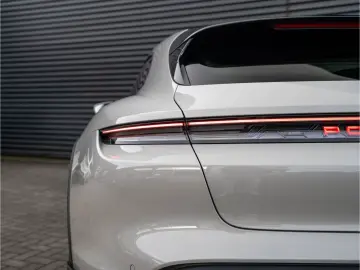 PORSCHE Taycan 4 Cross Turismo Offroad Design Paket