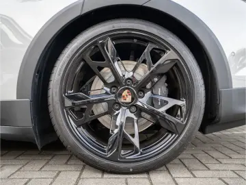 PORSCHE Taycan 4 Cross Turismo Offroad Design Paket