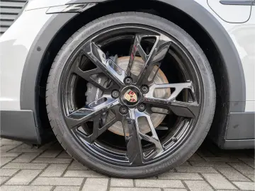 PORSCHE Taycan 4 Cross Turismo Offroad Design Paket