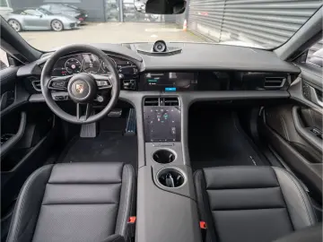 PORSCHE Taycan 4 Cross Turismo Offroad Design Paket