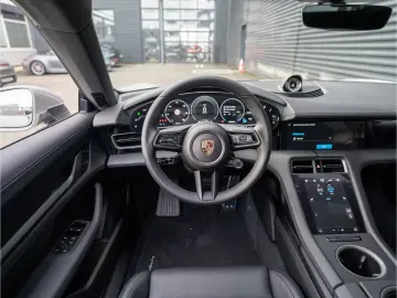 PORSCHE Taycan 4 Cross Turismo Offroad Design Paket