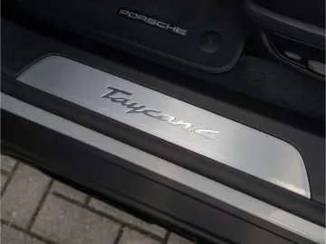 PORSCHE Taycan 4 Cross Turismo Offroad Design Paket