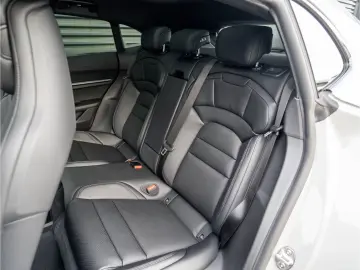 PORSCHE Taycan 4 Cross Turismo Offroad Design Paket