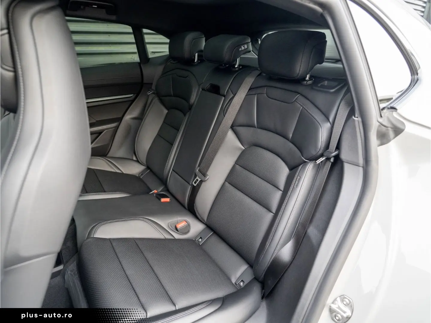 PORSCHE Taycan 4 Cross Turismo Offroad Design Paket