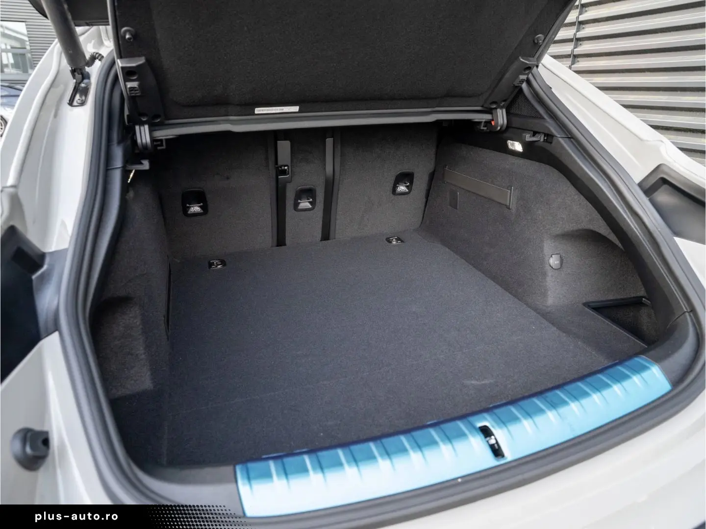 PORSCHE Taycan 4 Cross Turismo Offroad Design Paket