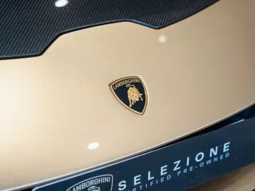 LAMBORGHINI Huracán Tecnica   Oro Elios   Carbon Trunk