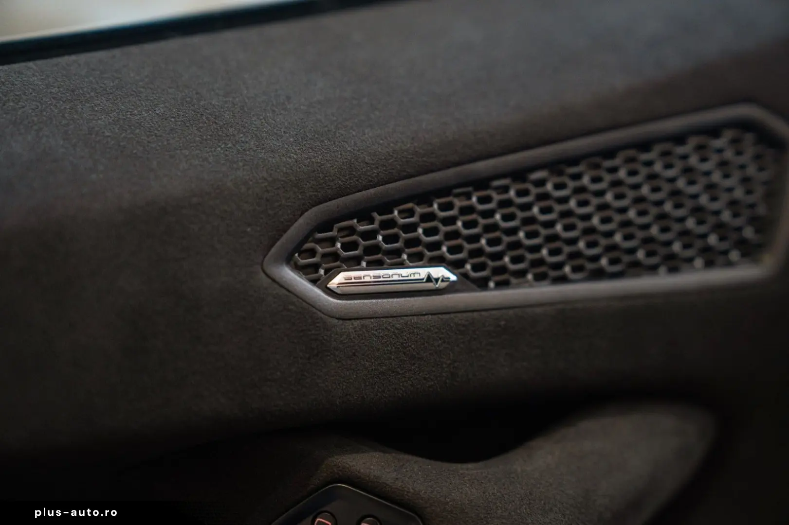 LAMBORGHINI Huracán Tecnica   Oro Elios   Carbon Trunk